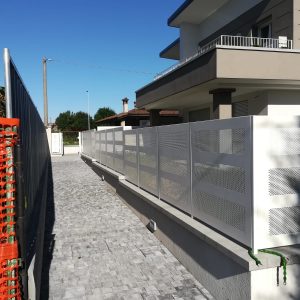 cmc recinzioni-cantiere di Madone-Recinzione modello microforata